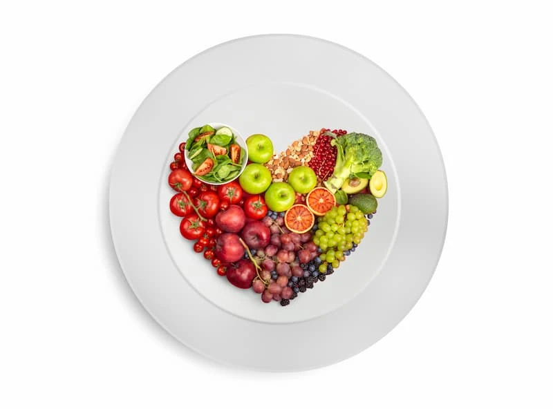 plato de comida saludable en forma de corazon