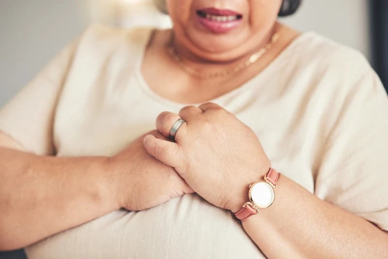 mujer sufriendo ataque corazon
