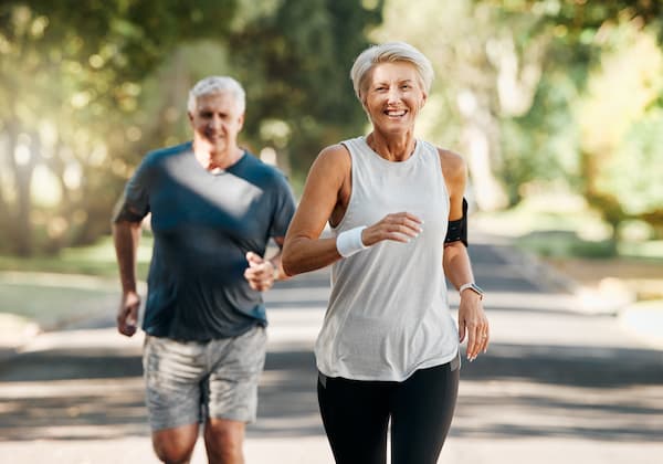 Pareja de adultos corriendo moderadamente