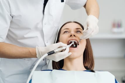 mujer visitando al dentista