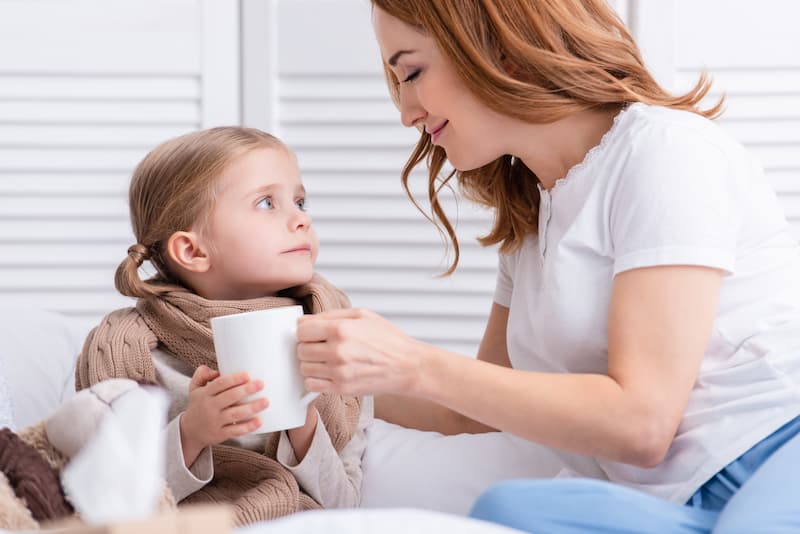 mama tratando a su hija con homeopatia
